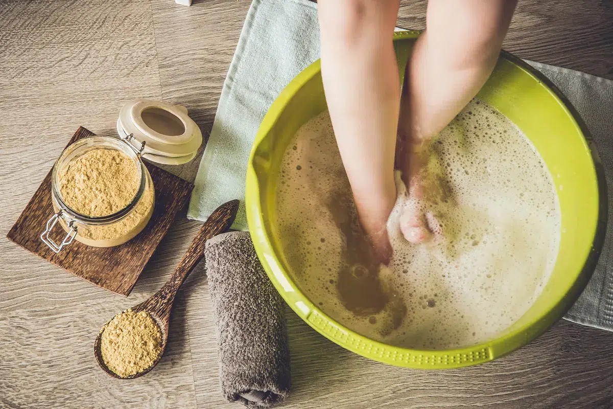 A healing warming foot bath with powder, aiding against cold illness, aches and improves blood circulation.